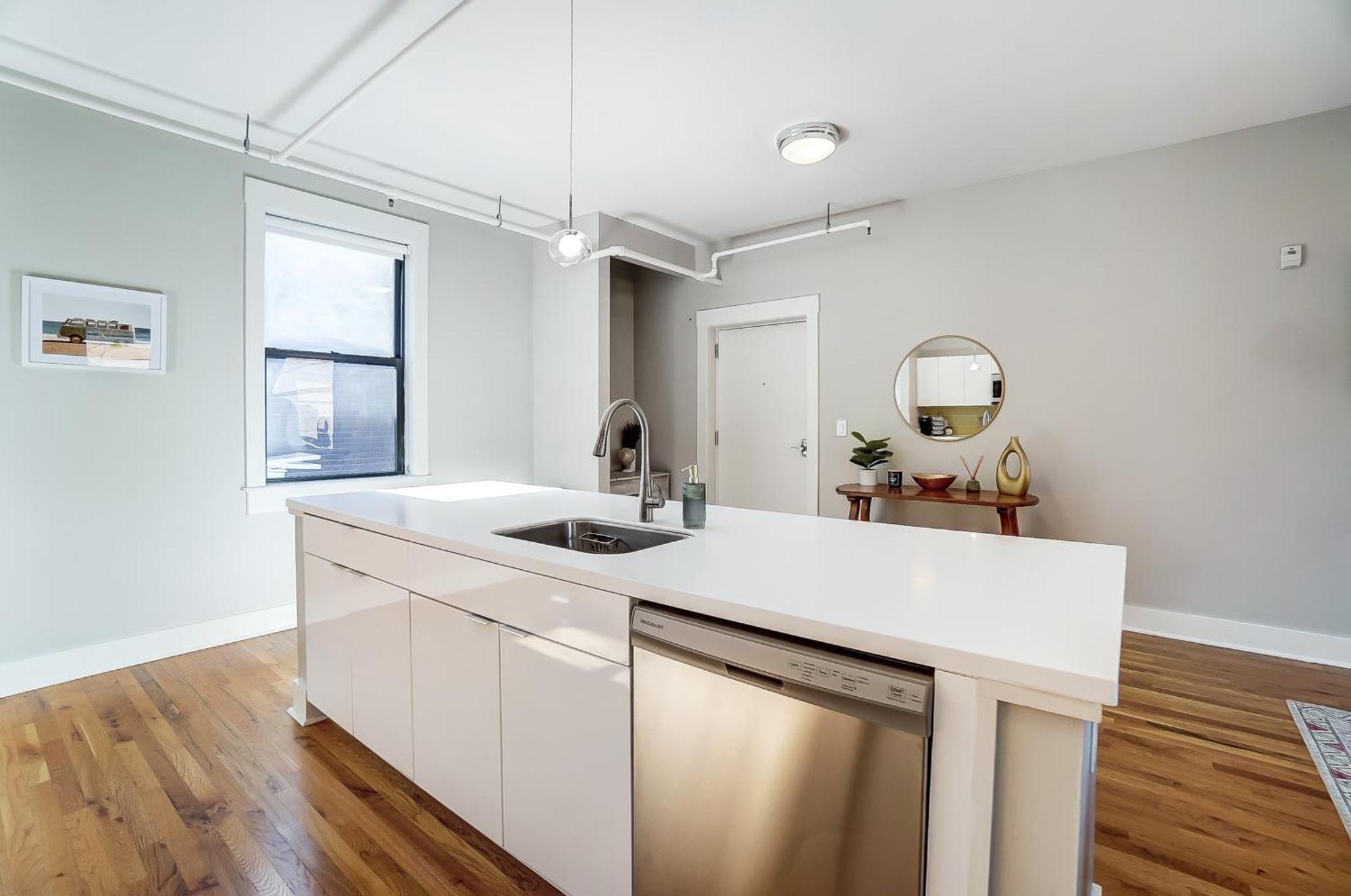 Sunny Downtown Apartment, Walk To Washington Park! Cincinnati Eksteriør billede